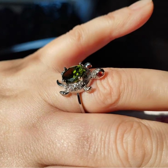 Silver Turtle Ring with Green Gemstone size 7 - Picture 5 of 5